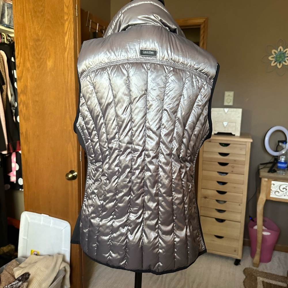 Calvin Klein Performance sleeveless vest with headphone access - Picture 6 of 9
